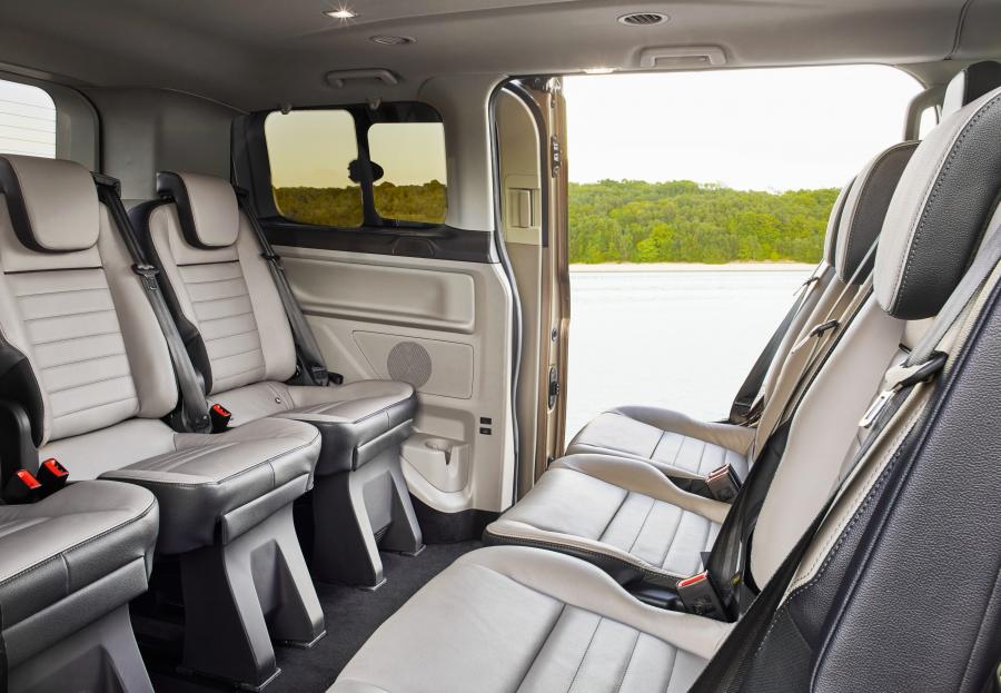 Интерьер Ford Tourneo Custom 2017 года  (WW) (фото 8 из 11)